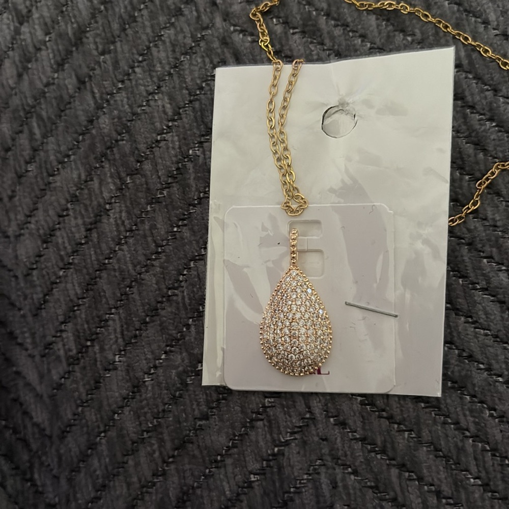 Elegant Gold Teardrop Pendant Necklace
